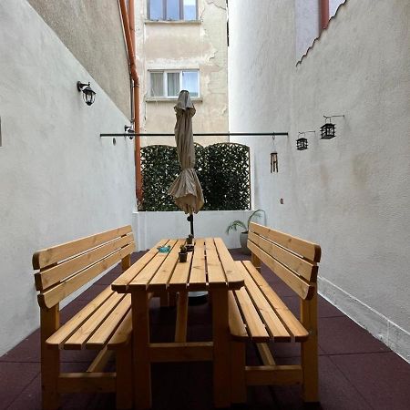 Central Apartment W/ Fire Place - Ground Floor Boekarest Buitenkant foto