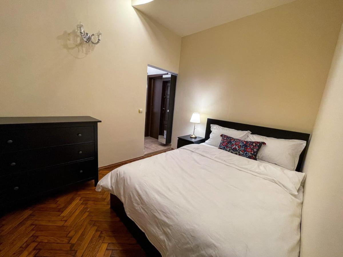 Central Apartment W/ Fire Place - Ground Floor Boekarest Buitenkant foto