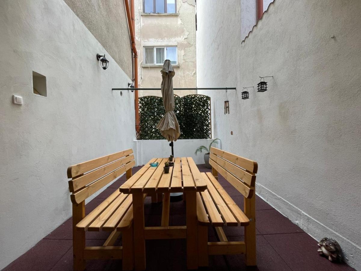 Central Apartment W/ Fire Place - Ground Floor Boekarest Buitenkant foto